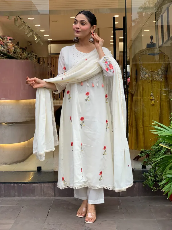 White_Chanderi_Silk_Embroidered_Kurti_With_Pant_And_Dupatta_For_Women