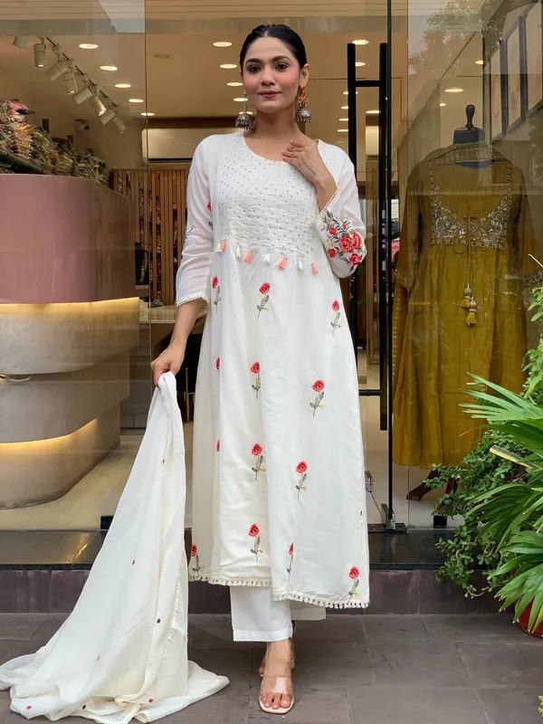 White_Chanderi_Silk_Embroidered_Kurti_With_Pant_And_Dupatta_For_Women