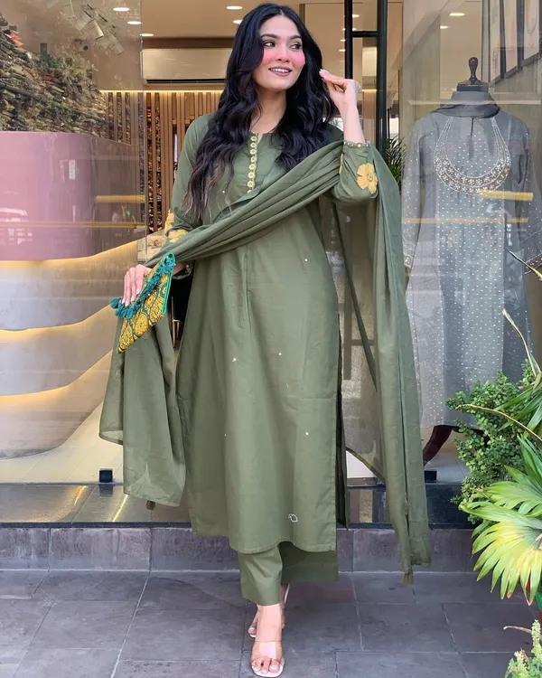 Green_Chanderi_Silk_Embroidered_Kurti_With_Pant_And_Dupatta_For_Women