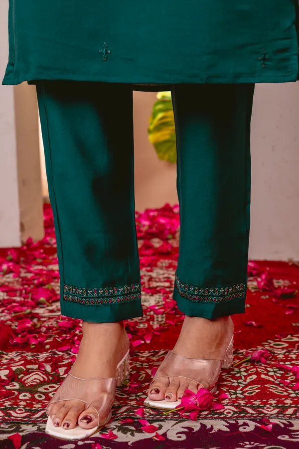 Green_Marina_Viscose_Silk_Embroidered_Kurti_With_Pant_And_Dupatta_For_Women