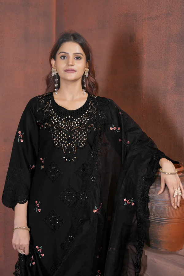 Black_Heavy_Viscose_Roman_Embroidered_Kurti_With_Pant_And_Dupatta_For_Women