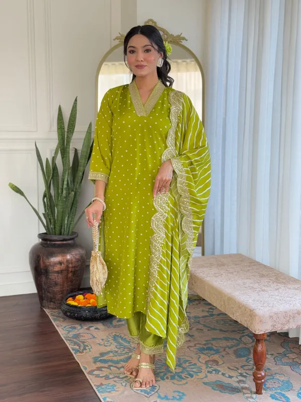 Green_Viscose_Bandhani_Print_Embroidered_Kurti_With_Pant_And_Dupatta_For_Women