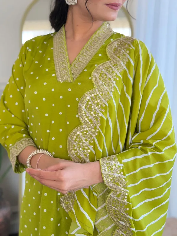 Green_Viscose_Bandhani_Print_Embroidered_Kurti_With_Pant_And_Dupatta_For_Women