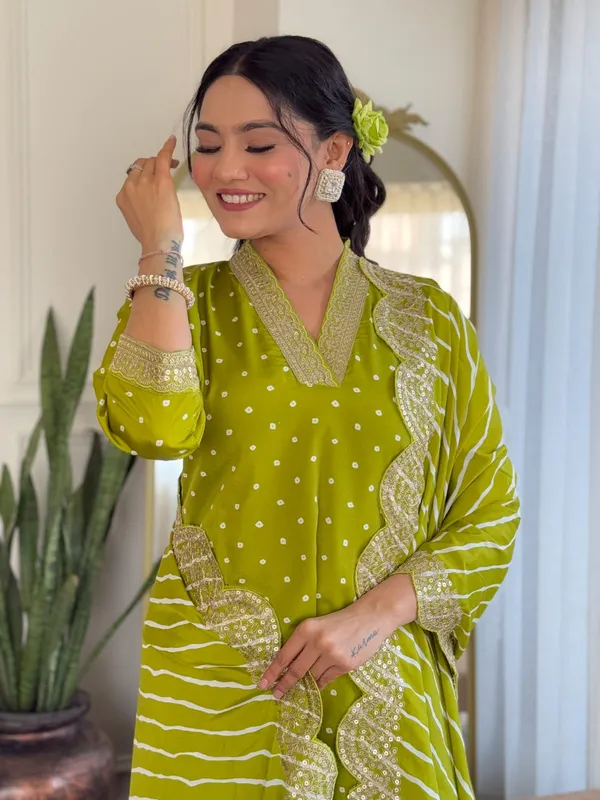 Green_Viscose_Bandhani_Print_Embroidered_Kurti_With_Pant_And_Dupatta_For_Women