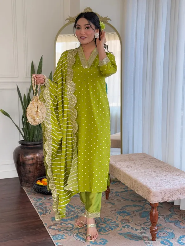Green_Viscose_Bandhani_Print_Embroidered_Kurti_With_Pant_And_Dupatta_For_Women