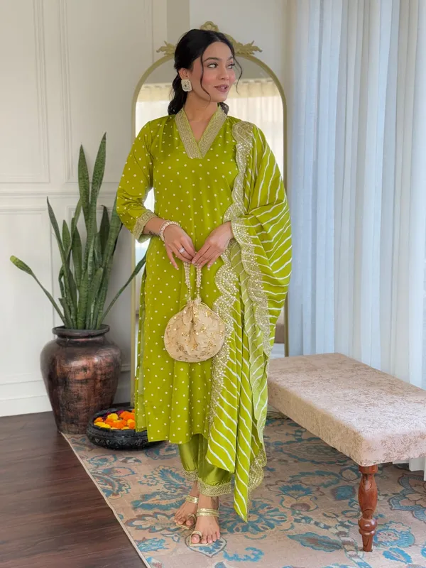 Green_Viscose_Bandhani_Print_Embroidered_Kurti_With_Pant_And_Dupatta_For_Women