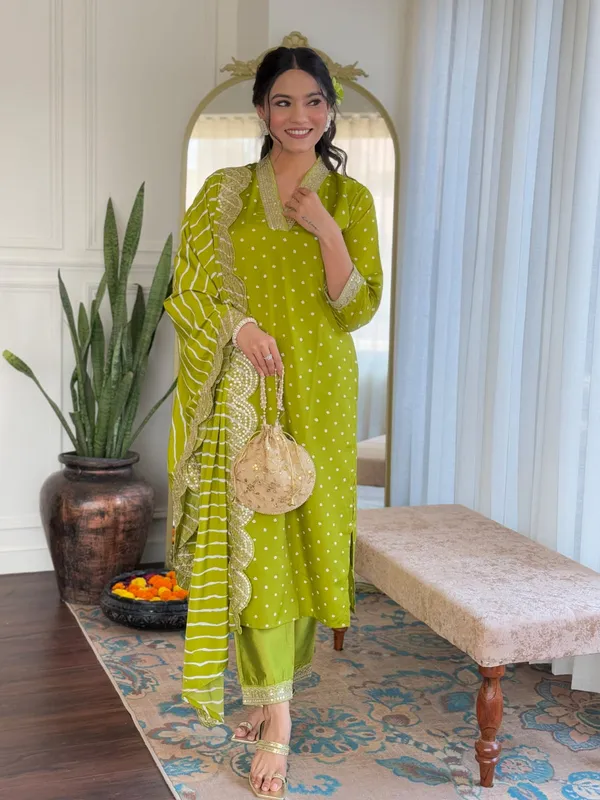 Green_Viscose_Bandhani_Print_Embroidered_Kurti_With_Pant_And_Dupatta_For_Women