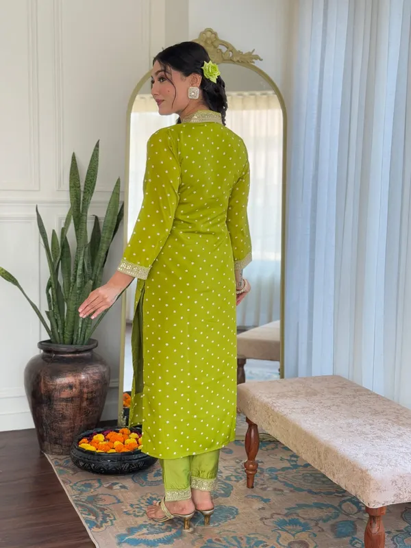 Green_Viscose_Bandhani_Print_Embroidered_Kurti_With_Pant_And_Dupatta_For_Women