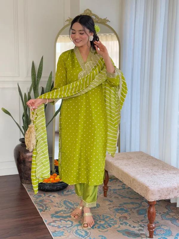 Green_Viscose_Bandhani_Print_Embroidered_Kurti_With_Pant_And_Dupatta_For_Women