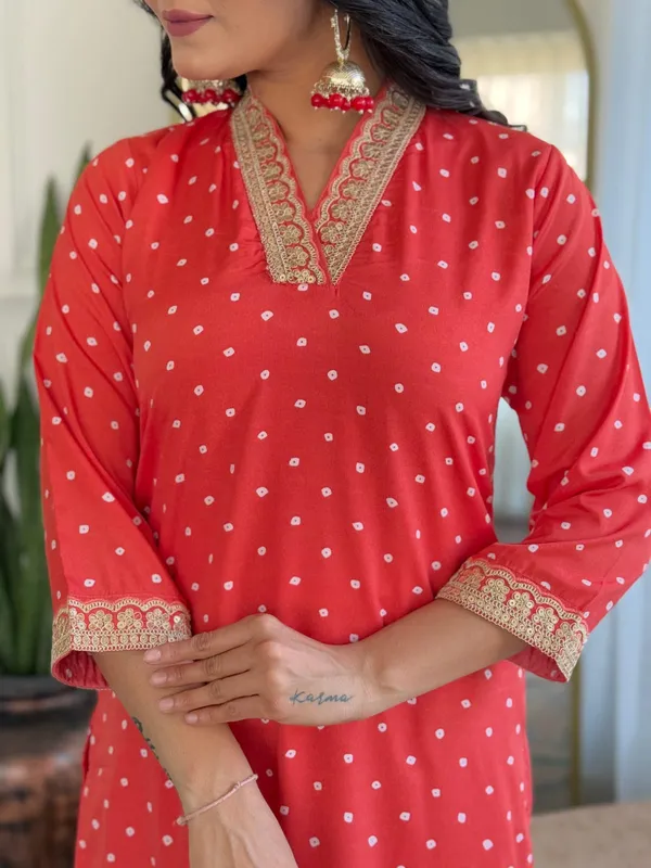 Red_Viscose_Bandhani_Print_Embroidered_Kurti_With_Pant_And_Dupatta_For_Women