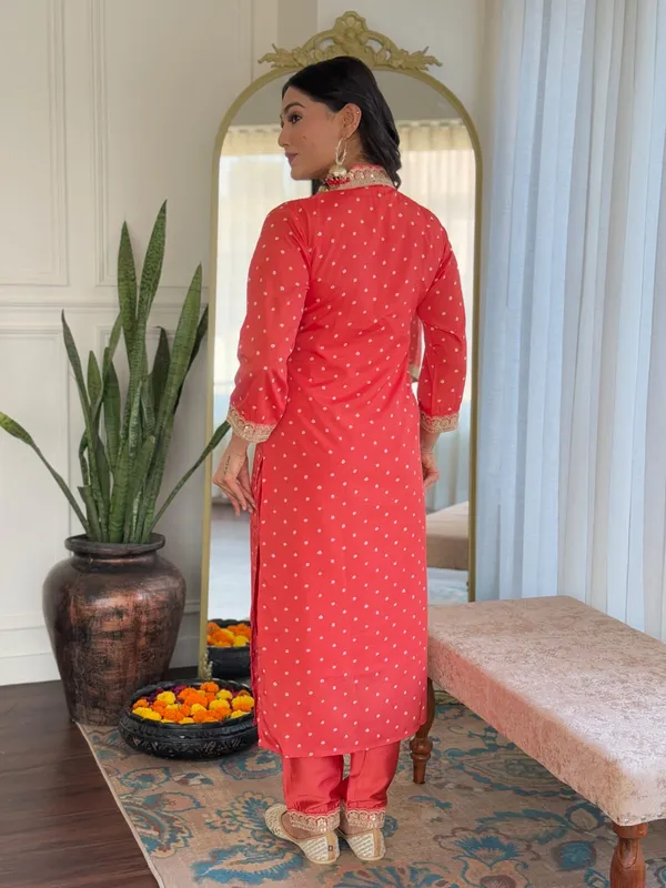 Red_Viscose_Bandhani_Print_Embroidered_Kurti_With_Pant_And_Dupatta_For_Women