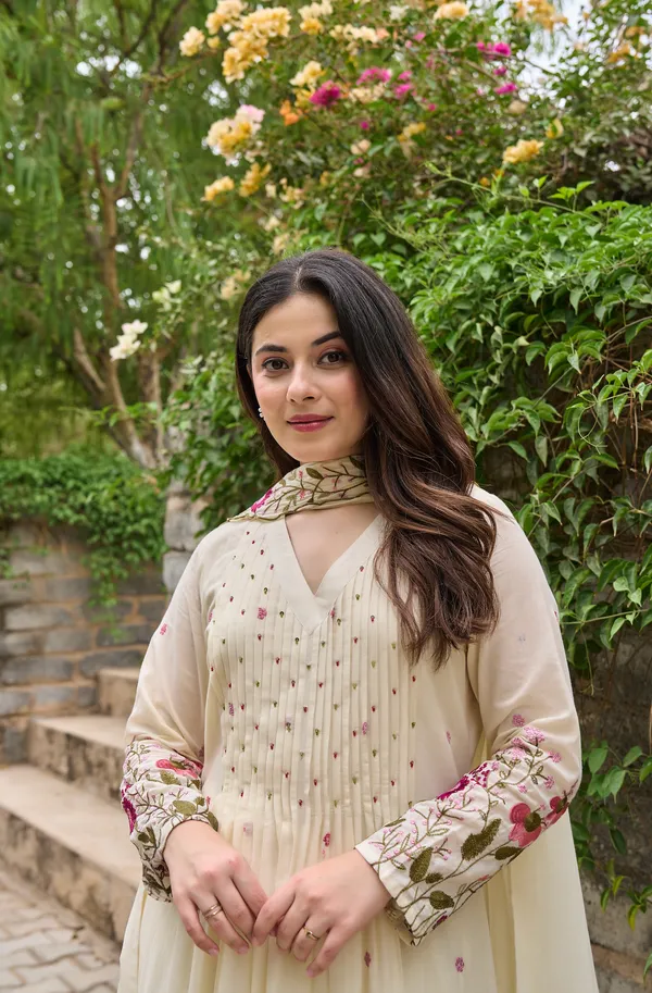 White_Chanderi_Silk_Embroidered_Kurti_With_Pant_And_Dupatta_For_Women