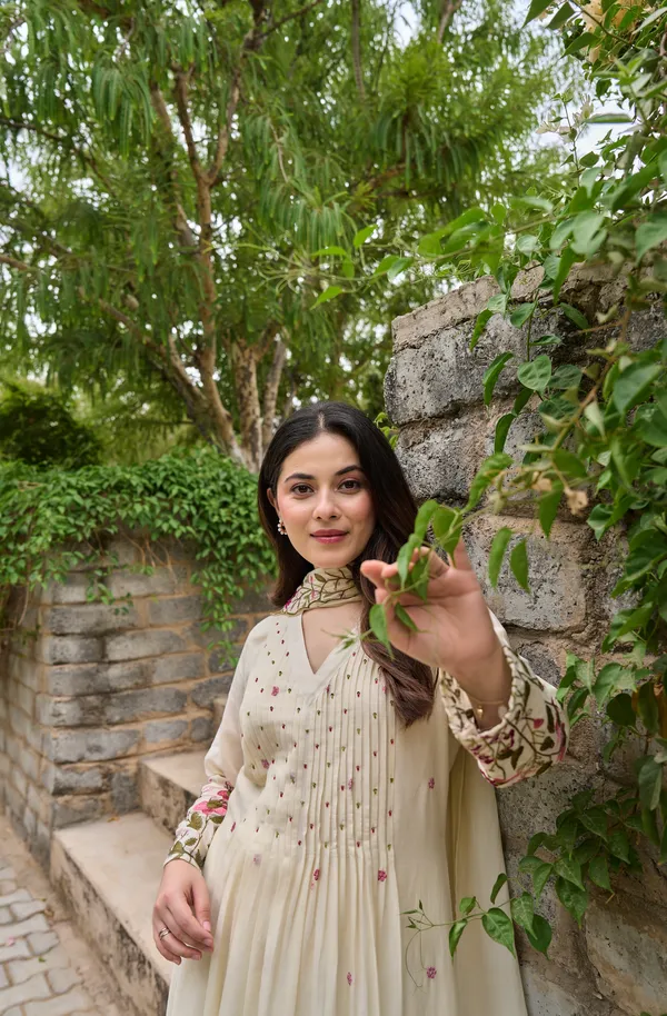 White_Chanderi_Silk_Embroidered_Kurti_With_Pant_And_Dupatta_For_Women