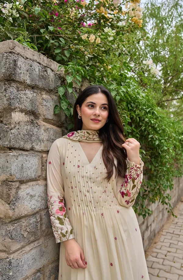 White_Chanderi_Silk_Embroidered_Kurti_With_Pant_And_Dupatta_For_Women