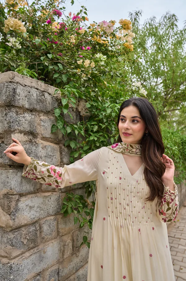 White_Chanderi_Silk_Embroidered_Kurti_With_Pant_And_Dupatta_For_Women