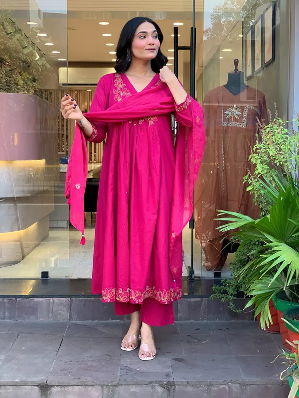 Pink_Chanderi_Silk_Embroidery_Kurti_With_Pant_And_Dupatta_For_Women