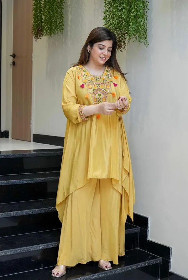 Yellow_French_Crepe_Embroidered_Kurta_With_Palazzo_For_Women
