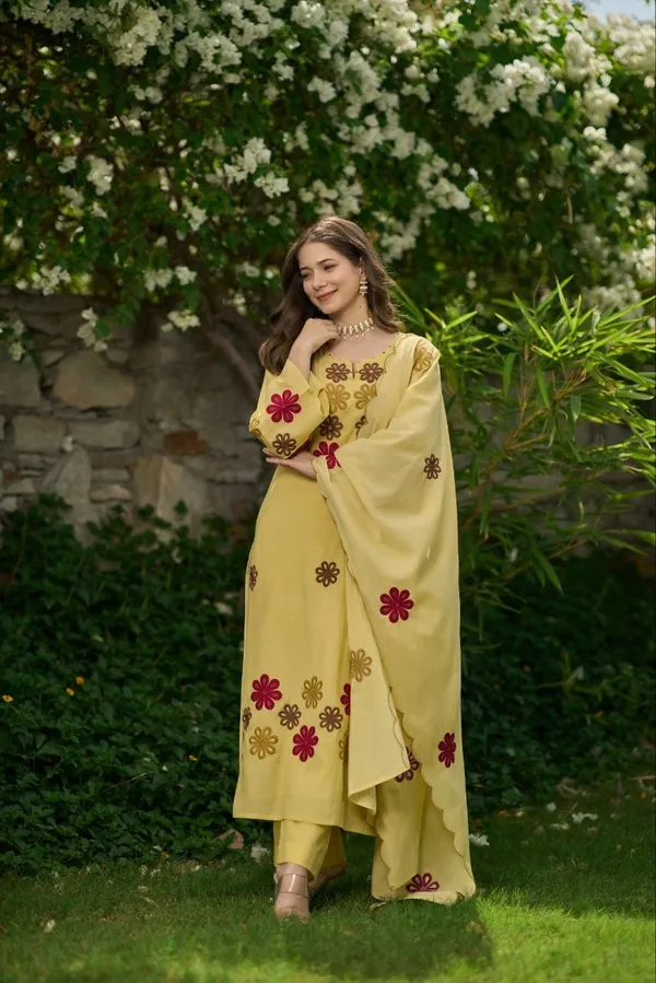 Women_Floral_Embroidered_Regular_Thread_Work_Kurta_with_Trousers_&_With_Dupatta