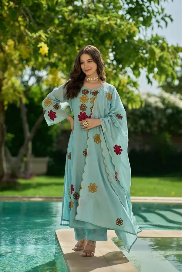 Women_Floral_Embroidered_Regular_Thread_Work_Kurta_with_Trousers_&_With_Dupatta