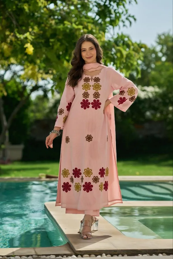 Women_Floral_Embroidered_Regular_Thread_Work_Kurta_with_Trousers_&_With_Dupatta