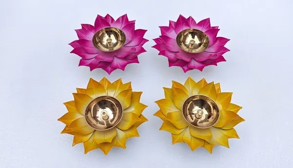 THE_HOMEROOTS_Lotus_Brass_Diya_Set_Pink_&_Yellow_Floral_Oil_Lamps_For_Puja_Brass_(Pack_Of_4)_Table_Diya_Set_(Height:_2_Inch)