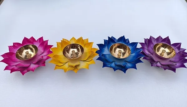 THE_HOMEROOTS_Lotus_Brass_Diya_Set_Pink_&_Yellow_Floral_Oil_Lamps_For_Puja_Brass_(Pack_Of_4)_Table_Diya_Set_(Height:_2_Inch)