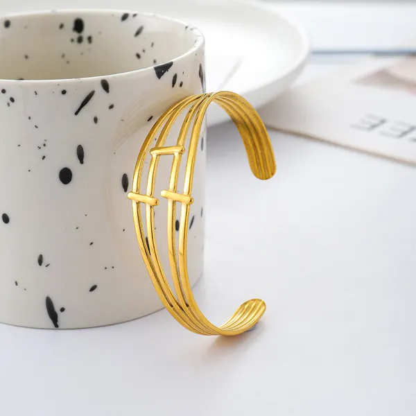 Gold_Stainless_Steel_Alloy_Bracelet_For_Women