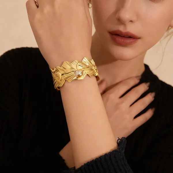 Gold_Stainless_Steel_Alloy_Bracelet_For_Women