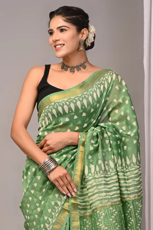 Green_Maheshwari_Silk_Handloom_Traditional_Motif_Saree_For_Women