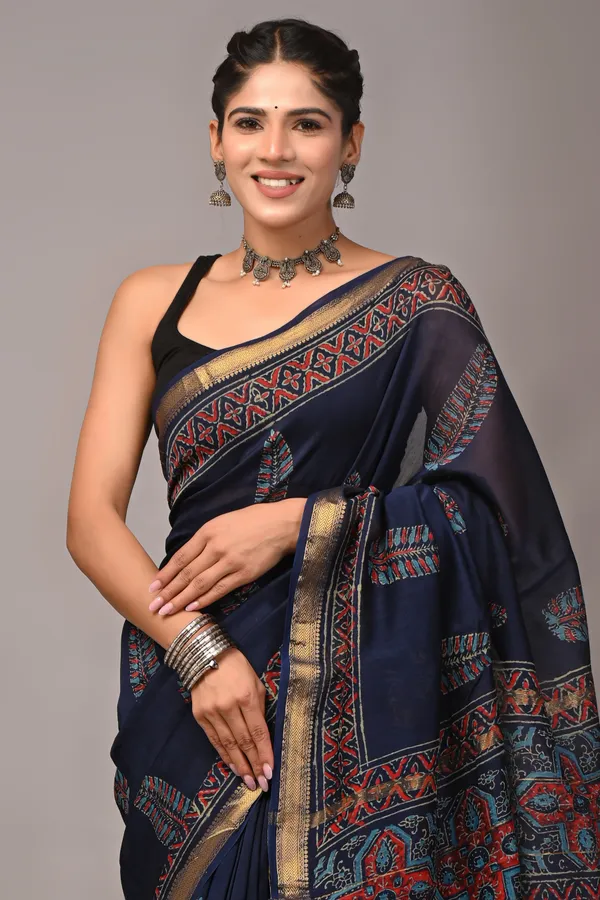 Navy_Blue_Maheshwari_Silk_Floral_Border_Handloom_Saree_For_Women