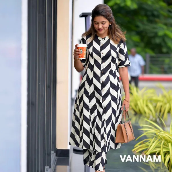 Black_And_White_Cotton_Chevron_Print_Kurta_Pant_Set_For_Women