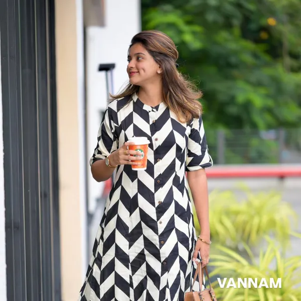 Black_And_White_Cotton_Chevron_Print_Kurta_Pant_Set_For_Women