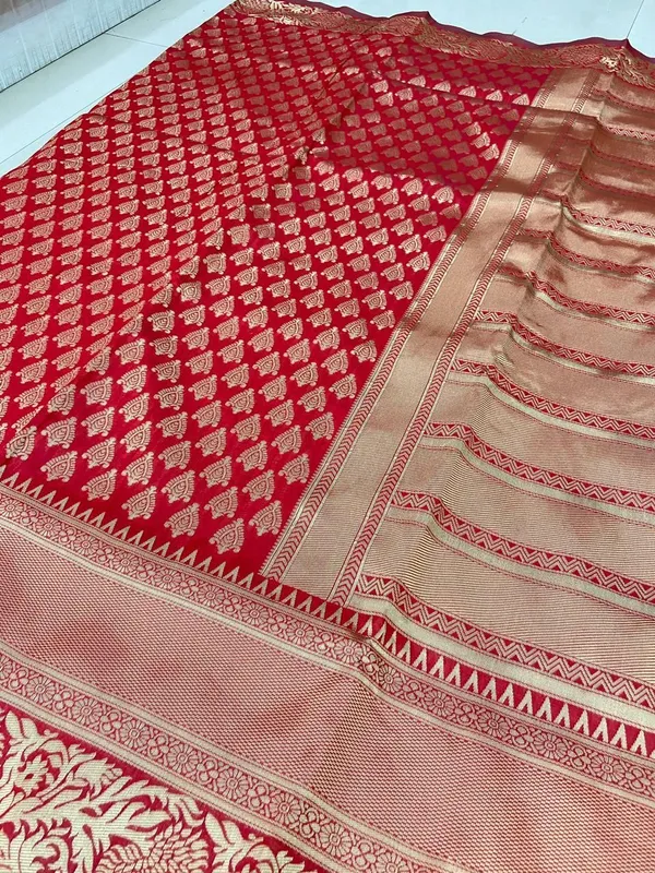 Marziyaa_Embellished_Woven_Polka_Print_Banarasi_Jacquard_Saree_(Red)