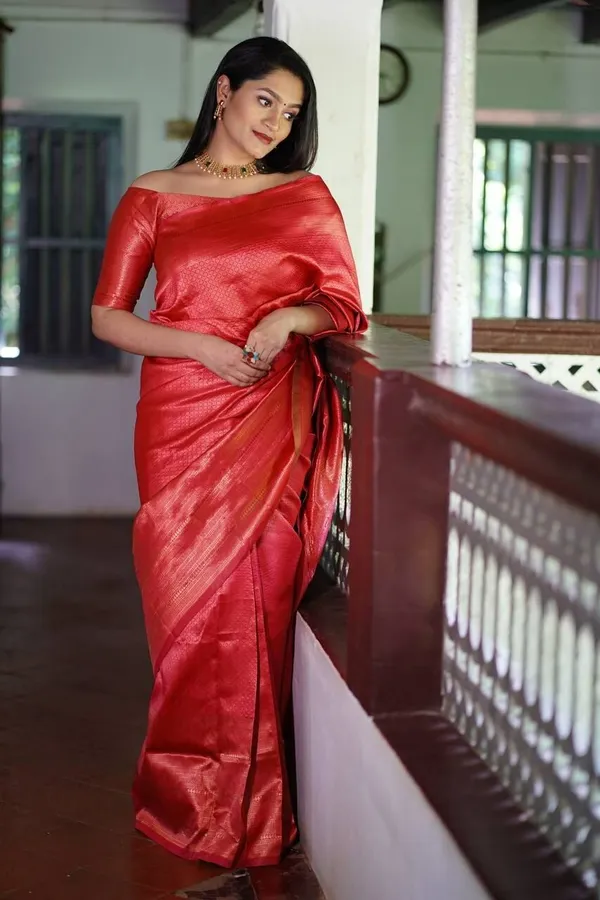Marziyaa_Woven_Banarasi_Jacquard_Saree_(Red)