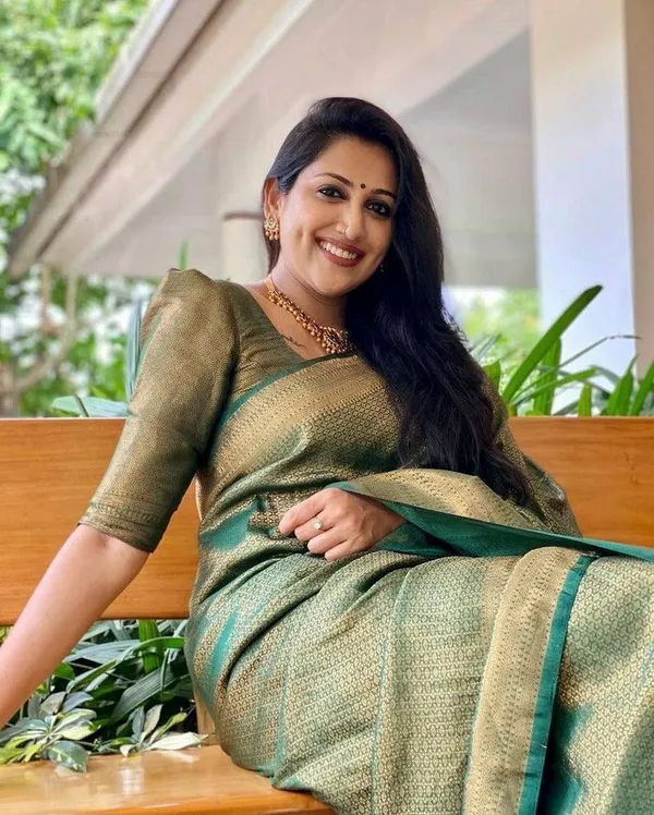 Marziyaa_Woven_Banarasi_Jacquard_Saree_(Light_Green)