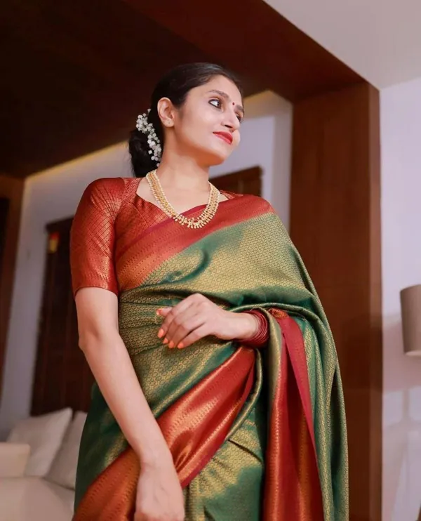 Marziyaa_Woven_Banarasi_Jacquard_Saree_(Green)