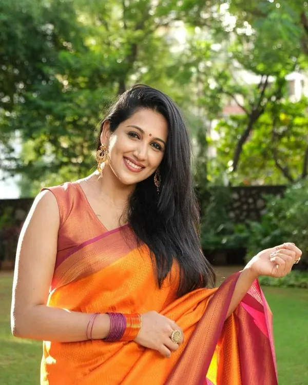 Marziyaa_Woven_Banarasi_Jacquard_Saree_(Orange)