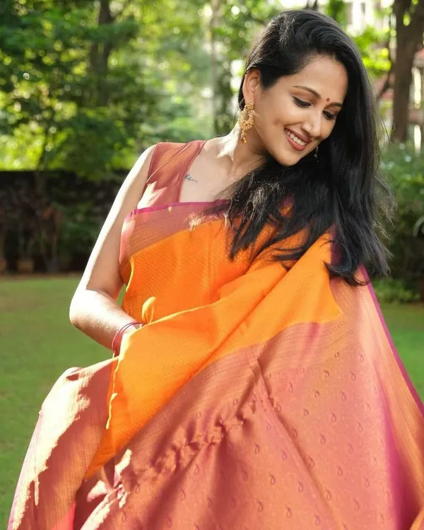Marziyaa_Woven_Banarasi_Jacquard_Saree_(Orange)