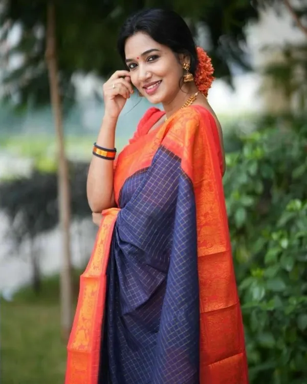 Marziyaa_Paisley_Banarasi_Jacquard_Saree_(Dark_Blue)