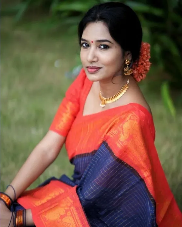 Marziyaa_Paisley_Banarasi_Jacquard_Saree_(Dark_Blue)