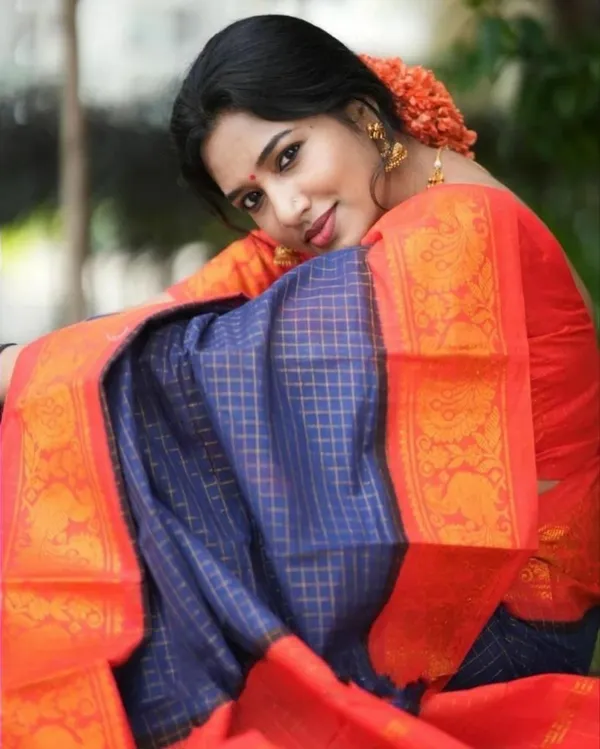 Marziyaa_Paisley_Banarasi_Jacquard_Saree_(Dark_Blue)