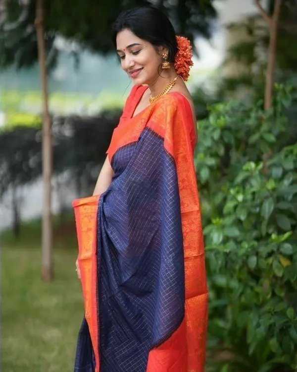 Marziyaa_Paisley_Banarasi_Jacquard_Saree_(Dark_Blue)