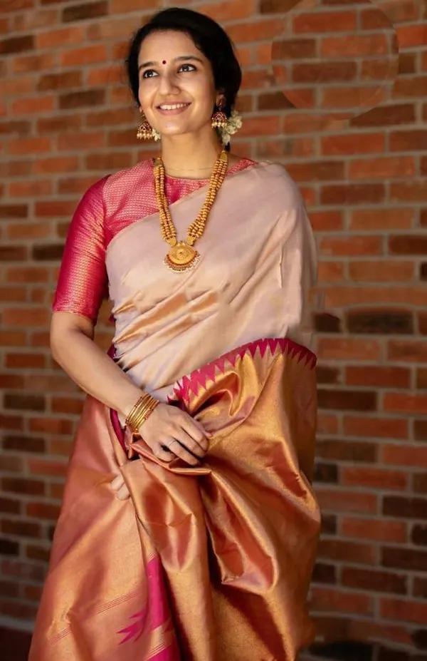 Marziyaa_Paisley_Banarasi_Jacquard_Saree_(Cream)