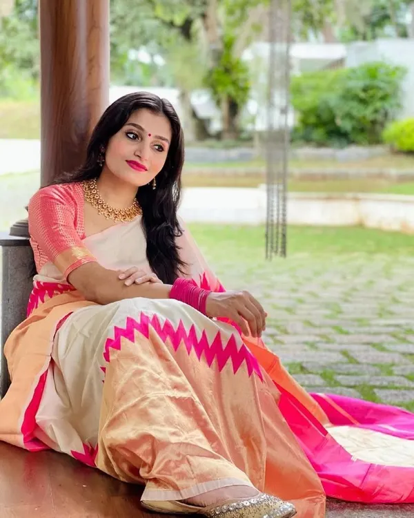 Marziyaa_Paisley_Banarasi_Jacquard_Saree_(Cream)