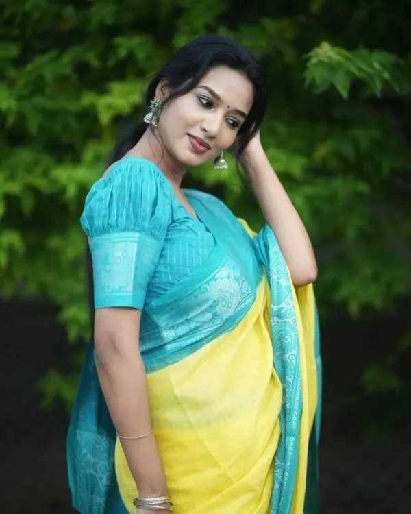 Marziyaa_Paisley_Banarasi_Jacquard_Saree_(Yellow)