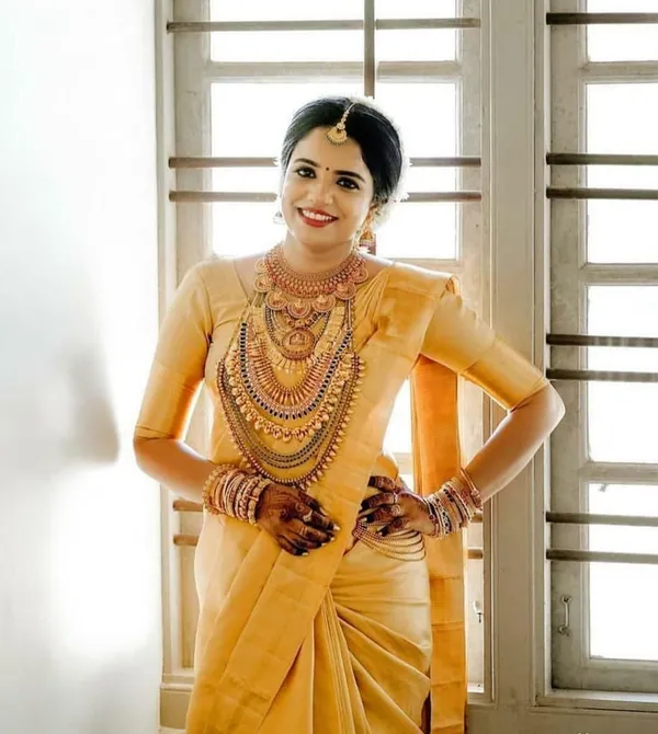 Marziyaa_Paisley_Banarasi_Jacquard_Saree_(Yellow)