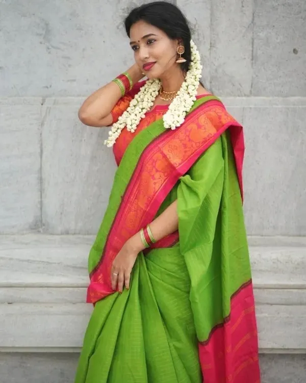 Marziyaa_Paisley_Banarasi_Jacquard_Saree_(Green)