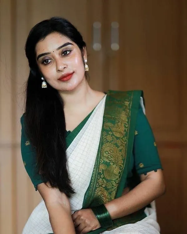 Marziyaa_Paisley_Banarasi_Jacquard_Saree_(White)