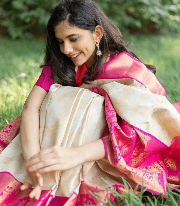 Marziyaa_Paisley_Banarasi_Jacquard_Saree_(Cream)