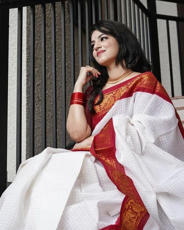 Marziyaa_Paisley_Banarasi_Jacquard_Saree_(White)